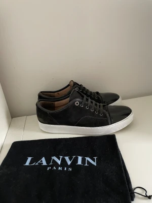 Lanvin cap toe  - Säljer nu dessa Lanvin Grey elephant med glansig cap toe i uk 8 som passar storlek 42-43, skorna är i bra skick och uppfixade vid sulan så att dem ska vara extra fräscha, skriv för fler bilder/frågor🙌🏼