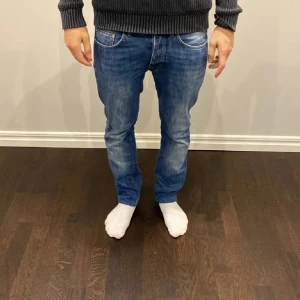 Acne studios jeans - Ett par feta acne studios jeans som sitter rätt slim. De är storleken 32/32 men passar ungefär 31/32. Passar perfekt nu för hösten. Fråga om ni har frågor. 