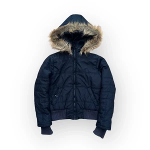 Vintage jacka - I am sellig this vintage jacket with faux fur in a 158 size (fits an XS in my opinion) from the brand: Young Now  Measurements: Length from shoulder down: 49cm Width across at the bottom: 38cm  Write to me for other questions💕 