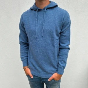 Kashmir/merino hoddie - Mycket bra skick,knappast använd och snygg hör av dig vid funderingar, bilderna tagna av han jag köpte av  