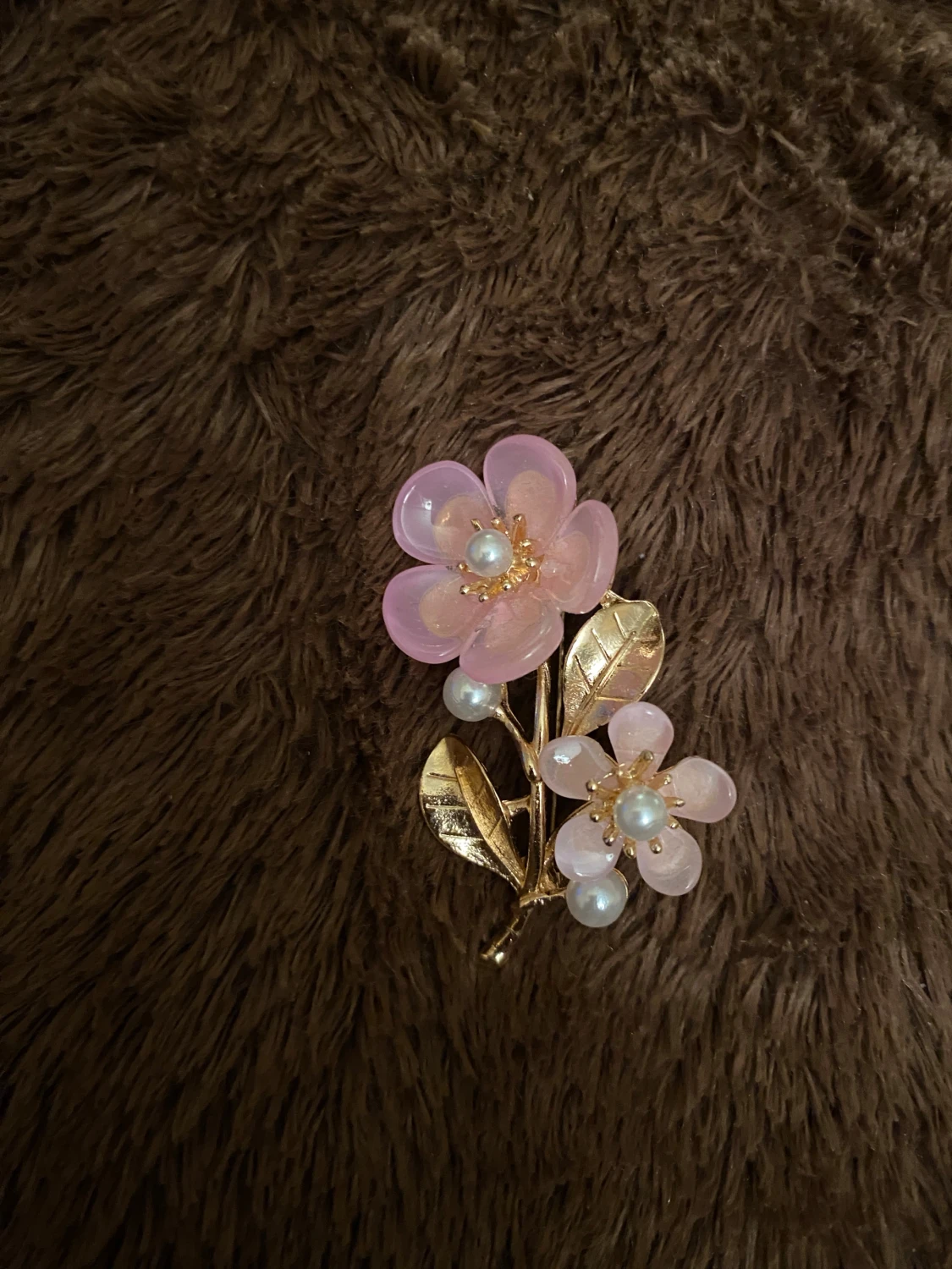 Brun pälsväst med blommigt brosch