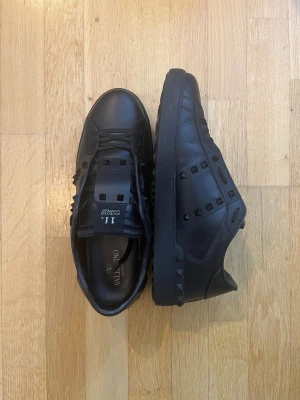 Valentino Garavani Rockstud sneakers - Säljer ett par svarta Valentino Garavani Rockstud sneakers. 100% äkta använda kanske en gång. Vid mer frågor eller funderingar är det bara att skriva!