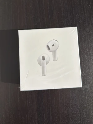 AirPods 4 ANC - Helt nya Apple AirPods 4 med aktiv brusreducering (ANC), levereras i obruten originalförpackning. Kompatibla med USB-C, Apple Watch och Qi-certifierade laddare. Perfekt för trådlös musik och samtal med hög ljudkvalitet. Inga synliga defekter eller slitage.