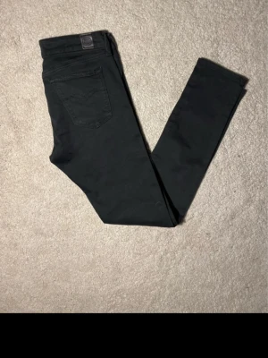 Svarta Replay Anbass jeans - Säljer ett par svarta Replay Anbass jeans i slim fit. W30 L30 så 30/30