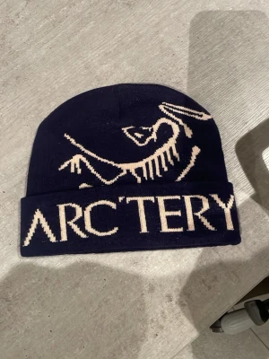 Helt ny arcteryx mössa  - Helt ny navy blå arcteryx mössa 