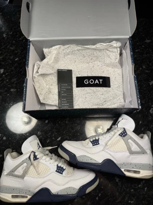 Jordan 4 Midnight Navy - Jordan 4 Midnight Navy köpta från GOAT. Sparsamt använda och bra skick. Storlek 44,5