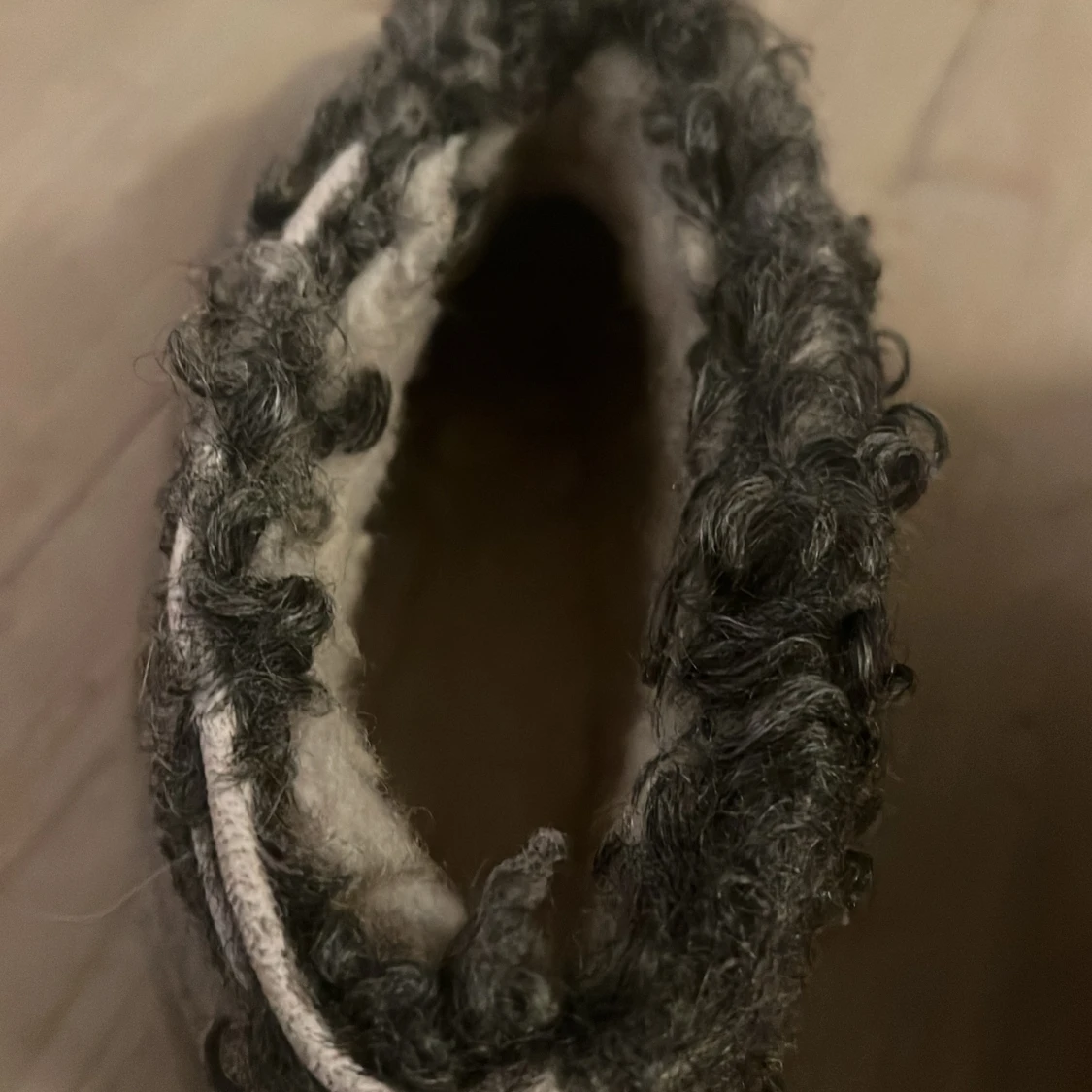 Grå mockatofflor med riktigt fårull och fårskinn  - 2