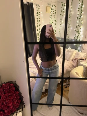 Ljusblå wide jeans från Monki - Säljer ett par ljusblå jeans från Monki med wide fit och hög midja. Klassisk femficksmodell med raka ben och snyggt avslappnad passform. Perfekta till sneakers eller boots och superenkla att styla till olika looks.