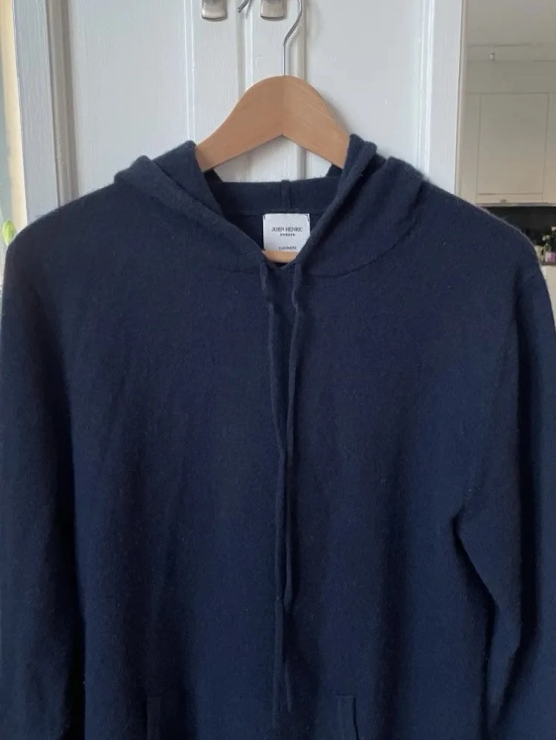 Mörkblå cashmere hoodie John Henric