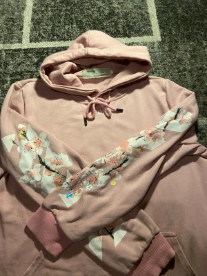 Off white cherry blossom - Säljer nu min finaste off white tröja, den har ett jättefint cherry blossom tryck på baksidan med blommor och olika rosa grejer, den är storlek m, nypris 7000 säljer min för 1500, kom dm för pris och bilder. Mvh Axel 