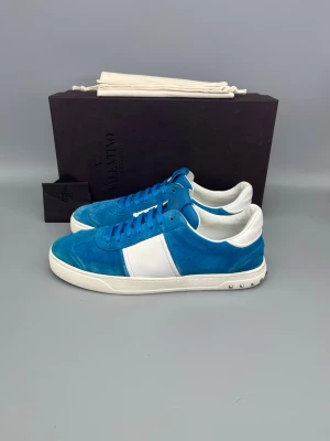 Valentino Flycrew Sneaker Ljusblå - • The shoes have been worn 2–3 times and are in like-new condition  • Size: 43 (fits 43.5–44)  • Color: Light Blue  • Retail price: ~5000 SEK (no longer in production)  • Box, dustbag & valentino card included 