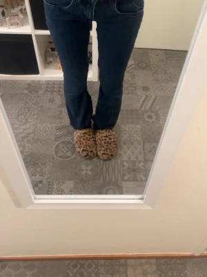 Bootcut mörkblå jeans från cream - Söljer ett par lågmidjade mörkblåa jeans. Jag har sytt de själv och sömerna syns som syns på bilderna men när man har på sig jeansen syns de it lika mycket som ni kan se. Jeansen har snygga fickor och passar till allt. Storleken är w26 och L34. Jag är 164 och jeansen är lite långa för mig 