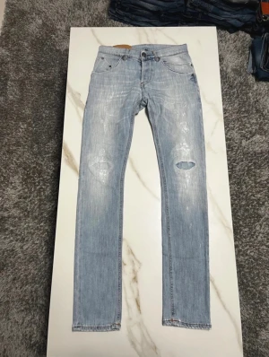 Dondup jeans - Säljer nu ett par riktigt feta Dondup jeans. Storlek W29, längd 99,5 cm. Om du har några funderingar så är det bara att fråga på! ❇️