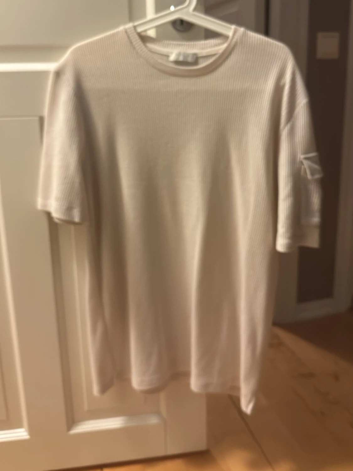 Ribbad beige t-shirt med kort ärm