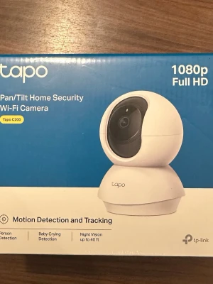 Tapo C200 Pan/Tilt Home Security Wi-Fi Camera - SPRILLANS NY Tapo C200 är en 1080p Full HD Wi-Fi säkerhetskamera med 360° panoramavy, rörelse- och persondetektering, tvåvägsljud, mörkerseende upp till 12m, stöd för microSD (upp till 512GB) och molnlagring. Perfekt för hemövervakning. Oöppnad förpackning.