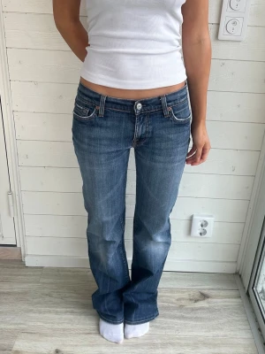 Bootcut jeans  - Jeans från 7 for all mankind i storlek S-M. Midja rakt över: 40 cm inneben: 79 cm