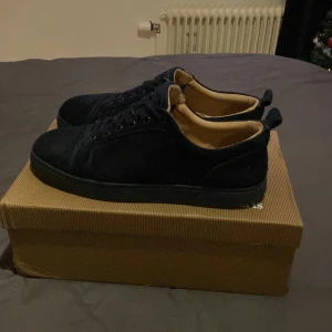 Christian Louboutin svarta sneakers mocka - Har fått många prisförslag under 1000, 1000kr är bara start bud går inget under det och säljer dom ej för 1 lax heller om du är intresserad så skriv privat så diskuteras priset där.