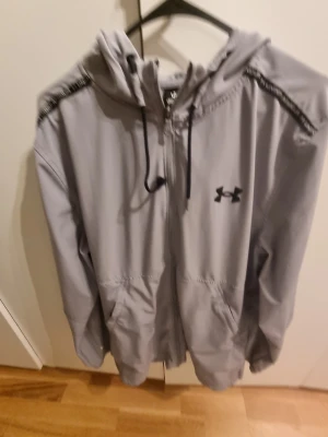 Jacka - Jacka Under armour. Märken enligt bilder. 