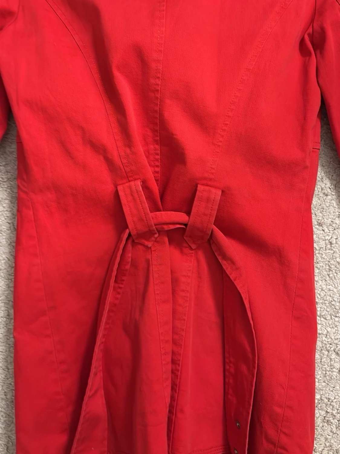 Röd trenchcoat från Vila med bälte - 2