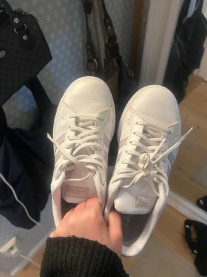 Adidasskor - Säljer dessa söta adidasskor, endast använda 2 gånger! Dom är vita med lila ränder och i storlek 36 2/3.