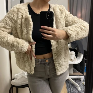  beige faux fur  jacka  - Säljer denna söta jacka. Använder inte och jackan tar plats så därav säljer jag den. Den e beige och från vero Moda. Köparen står för frakt🤍