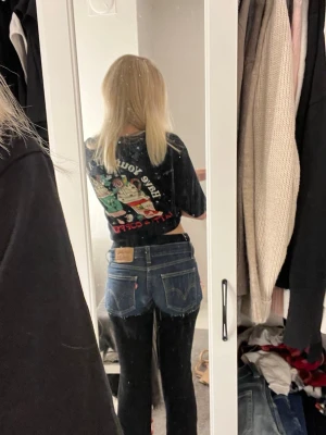 Levi's  jeans shorts - Lågmidjade levis short! Obs de är ganska korta. Storlek 25 säljer då de e för små☺️ fint skick. Frmfickorna hänger ner där fram men går ju att klippa bort dom eller bara ta upp dom i shortsen som jag gjort på andra bilden så syns de inte.