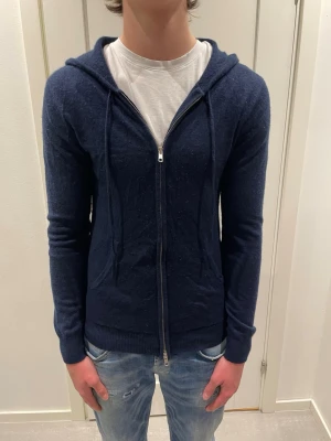 John Henric Zip-hoodie  - Säljer nu denna John Henric Kashmir Zip-hoodie i storlek xs som är i nästintill nyskick, skriv för fler bilder/frågor🙌🏼