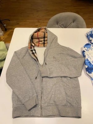 Flera märkes hoodies/tröjor till Salu!! - 1. Burberry hoodie storlek L men passar även M, PRIS 700kr.     2. Excite hoodie storlek S, PRIS 300kr.      3. Ralph Lauren hoodie storlek M, PRIS 600kr       Frakt eller möten funkar bra!