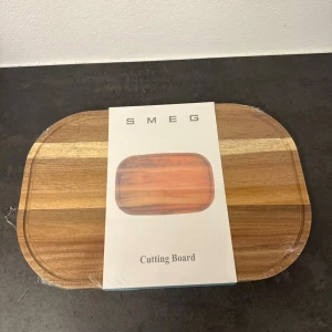 Smeg Skärbräda Oanvänd  - Säljer en oanvänd smeg skärbräda!