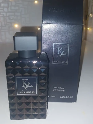 KY Warmkiss Field Perfume 65ml - Den är full och oanvänd. Luktar väldigt gott och skönt. Stilren parfym med modern design, perfekt för dig som vill sticka ut. Volym: 65ml. Snygg förpackning som passar in i alla miljöer.
