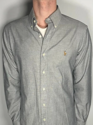 Ralph Lauren skjorta - Säljer en riktigt snygg och trendig Ralph Lauren skjorta slim fit i fint skick, storlek S, vid frågor är det bara att skriva //Gramenti