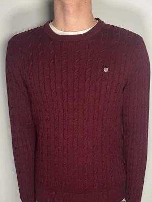 Kabelstickad tröja vinröd - Säljer en riktigt snygg och trendig kabelstickad tröja i fint skick, storlek S, vid frågor är det bara att skriva //Gramenti