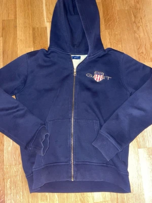Gant zip up hoodie - Gant hoodie zip up Marin blå i perfekt skick 