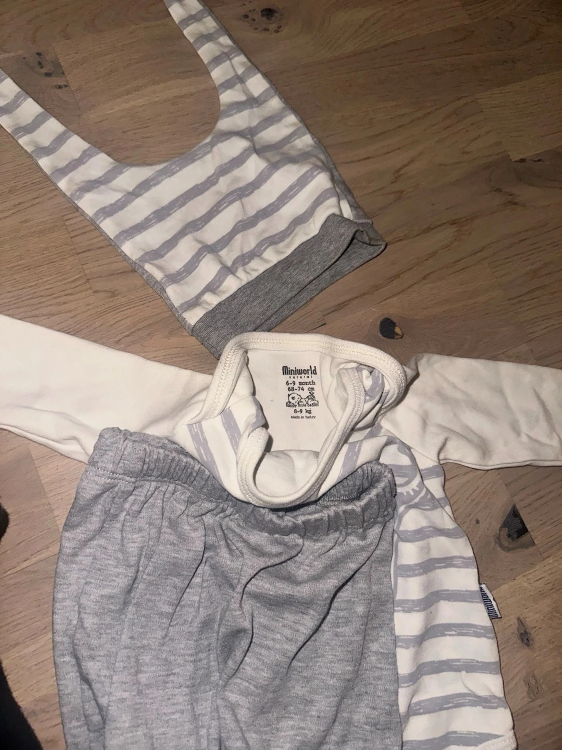 Randig babyväst från Miniworld Babyklädeset med Body, Byxor och Mössa - 2