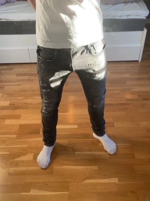 Replay jeans med slitningar - Snygga jeans från replay med riktigt najs slitningar. Tvätten är mörkgrå och det är modell Anbass. Tecken på användning finns, kom priv för frågor! 