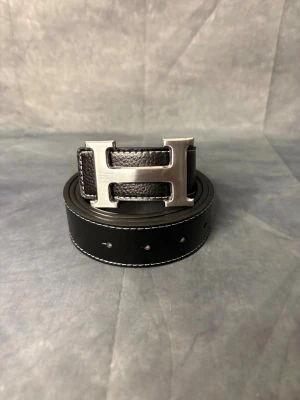 H-bälte i svart  - Tja! Säljer nu dessa otroligt snygga bältet. Storlek 110cm Vad ingår?: allt på bilderna. Skickar 24h efter köp 🚀 