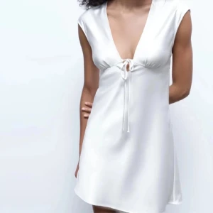 Studentklänning zara - Köpte den här supervackra klänningen från zara. Passar perfekt till studenten eller vid ett finare tillfälle på sommaren! 🤍