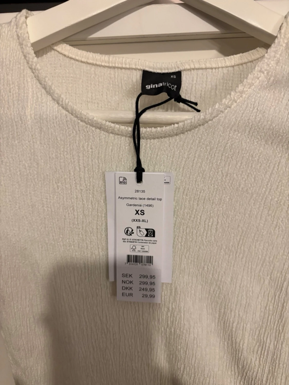 Vit asymmetrisk blus med spets från Gina Tricot - 1