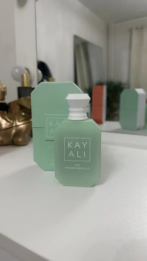 Kayali Yum Pistachio Gelato 50ml - En parfym med ingredienser som pistachio gelato, hasselnöt, söt rom, vispad grädde, marshmallow och sockervadd. Flaskan innehåller 50 ml Eau de Parfum.