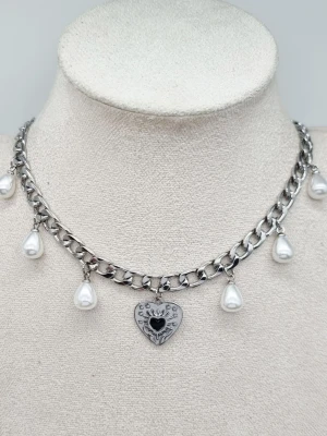 Stilfullt halsband med hjärta  - Material-rostfritt stål. Kedjetjocklek-7mm.  