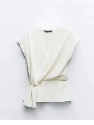 Vit omlottblus från Zara - Säljer en stilren vit blus från Zara då den inte längre kommer till användning!🙌💓💓