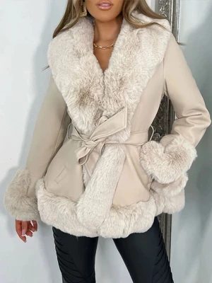 Beige pälsjacka med bälte - Snygg beige pälsjacka från Flam Mode i storlek S. Jackan har bred krage och muddar i fluffig päls, samt ett matchande bälte i midjan. Materialet är en kombo av skinn och päls, vilket ger en lyxig vibe. Fuskpäls och fuskskinn. Vegansk. Perfekt för dig som vill sticka ut under kalla dagar.
