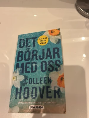 Det börjar med oss - En gripande och känslosam roman om Lily och Atlas, där kärlek, hjärtesorg och hopp står i centrum. Perfekt för dig som älskar starka berättelser om relationer och att våga börja om. Uppföljaren till succén 'Det slutar med oss'.