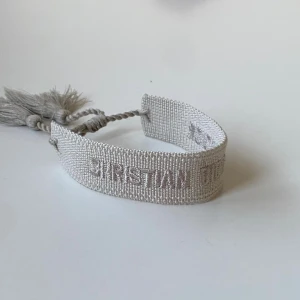 Christian dior armband  - Helt ny Christian dior armband. Aldrig använd. Fraktar inom 24 timmar. 