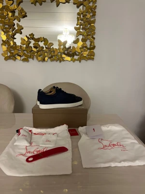 Christian Louboutin skor - Säljer ett par exklusiva Christian Louboutin-skor i mycket fint skick. Skicket är 10/10 endast testade Detaljer: -Storlek: 41 -Färg: Navy blue -Två dustbags ingår -Originalbox -Extra snören Kvitto finns (onlinekvitto) Skorna är köpta nu i vintras och köpta på vestiaire collective för runt 3500kr. 