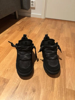 Ugg Lowmel svarta - Hej! Säljer nu mina Ugg lowmels då dem är i fel storlek för mig. Jag har aldrig använt dem och dem är helt nya. Skorna är i storlek 43 och i färgen svart. Skriv om de är nåt ni undrar över. OBS PRISET KAN DISKUTERAS!