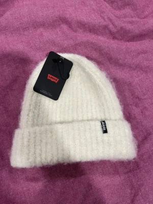 Mössa från Levi’s - Stickad, vit, ny mössa från Levi’s. Lapp kvar. 