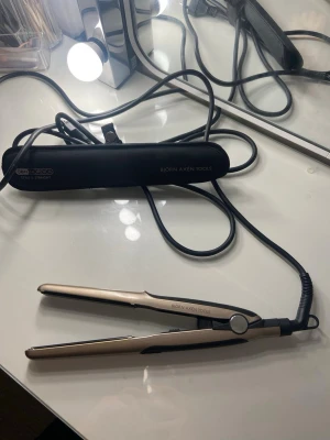 OBH Nordica Plattång, serien Björn Axén Tools - Funkar perfekt utan problem, den är smal och funkar bra för att styla håret, göra lockar eller bara platta. Fodral följs med. Tar ca 30 sekunder och sen blir den varm direkt. Den har max temperatur på 230*C. 