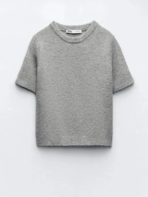 Grå stickad T-shirt från Zara - Säljer en grå stickad  topp från Zara med korta ärmar. Mjuk och skön kvalitet som passar perfekt till jeans eller kjol. Just nu slutsåld på Zara! Skriv för frågor💓