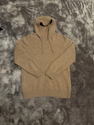 Beige kashmir hoodie - En fet kashmir hoodie i beige! Skriv vid frågor!